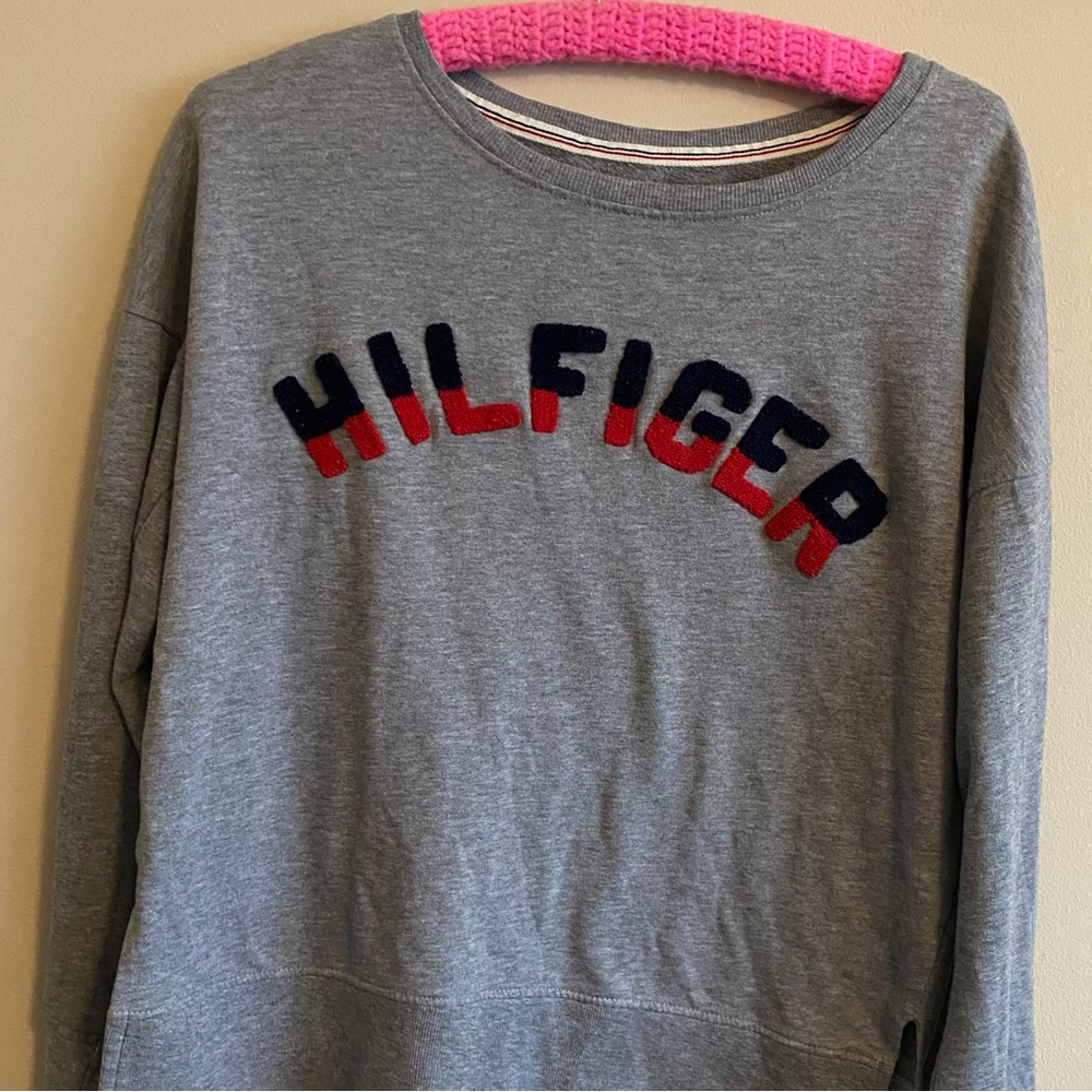 Tommy Hilfiger Womans S/P Sweatshirt Pullover Gray Casual Comfy Red Lettering